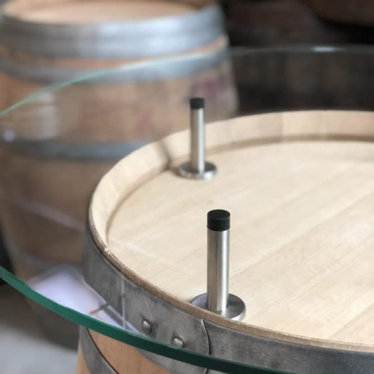 Stilvoller Weinfasstisch mit Glastischplatte